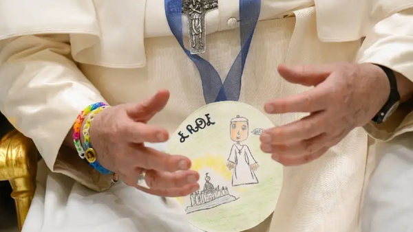 Un regalo especial: El significado de las pulseras multicolor del Papa