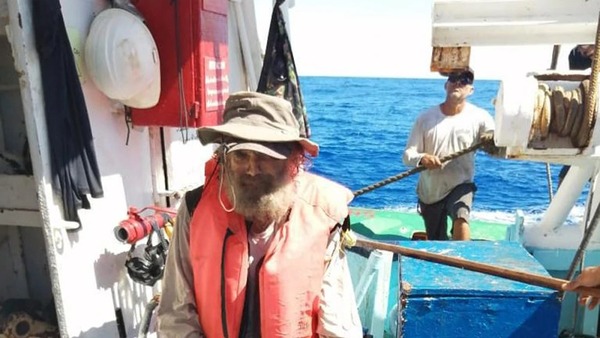 Náufrago australiano fue rescatado junto a su perrita por barco mexicano
