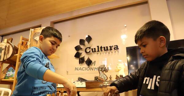 La Nación / Artesano deslumbra con piezas de ajedrez en la Expo de MRA