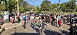 Manifestaciones para reclamar víveres a Yacyretá en Ayolas - Nacionales - ABC Color