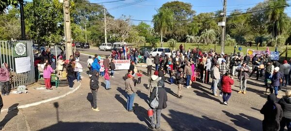 Manifestaciones para reclamar víveres a Yacyretá en Ayolas - Nacionales - ABC Color