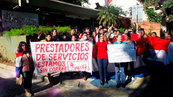 Empresas tercerizadas reclaman pagos atrasados a Yacyretá, en Asunción - Economía - ABC Color
