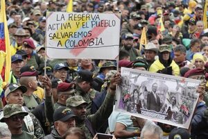 Reservistas y veteranos se manifiestan en Colombia contra el Gobierno de Petro - Mundo - ABC Color