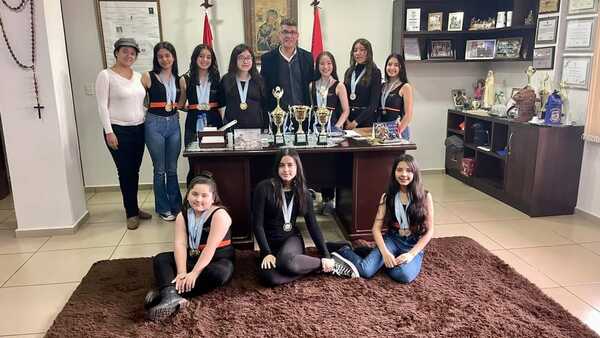 Tras destacada participación en Bariloche alumnas de la escuela de danza visitaron al intendente Ronald Acevedo