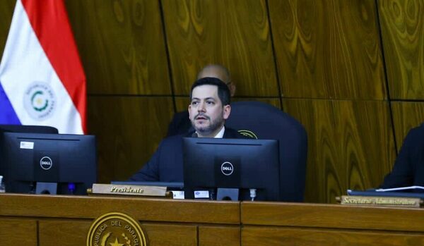 Diario HOY | "Acá no hay circo, ni show", Raúl Latorre se impone ante el pleno de Diputados
