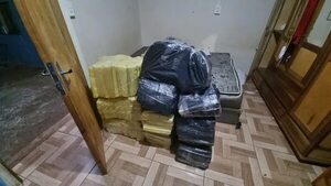 Detienen a un hombre que tenía oculto en su habitación más de 280 kilos de marihuana - Policiales - ABC Color