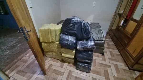 Detienen a un hombre que tenía oculto en su habitación más de 280 kilos de marihuana - Policiales - ABC Color