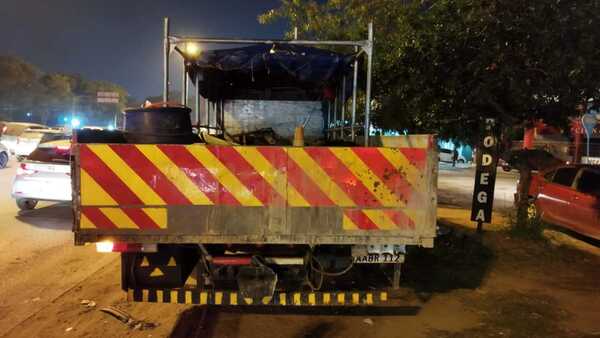 Se escondió en la carrocería para evitar multa y murió aplastado por cartelería