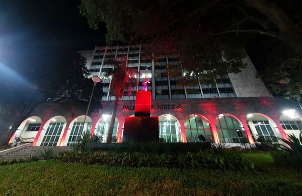 Sede judicial de Asunción se ilumina de color rojo en apoyo a las Olimpiadas Especiales