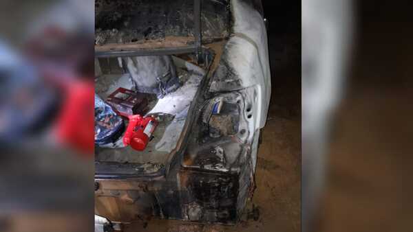 Desconocidos derraman combustible e incendian vehículo en B° Chaipé