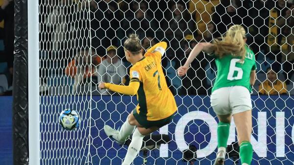 Catley da la victoria a Australia