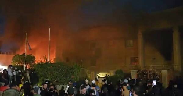 La Nación / Irak: incendian embajada sueca y expulsan a su representante por ofensa al Corán