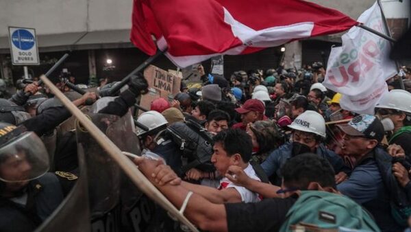 Choques entre manifestantes y policías en las inmediaciones del Congreso de Perú - El Independiente