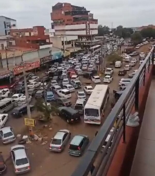 Diario HOY | VIDEO| Caos vehicular en puente de Encarnación tras medida