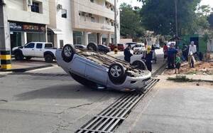Aparatoso vuelco en Luque •
