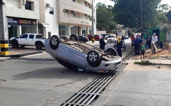 Aparatoso vuelco en Luque •