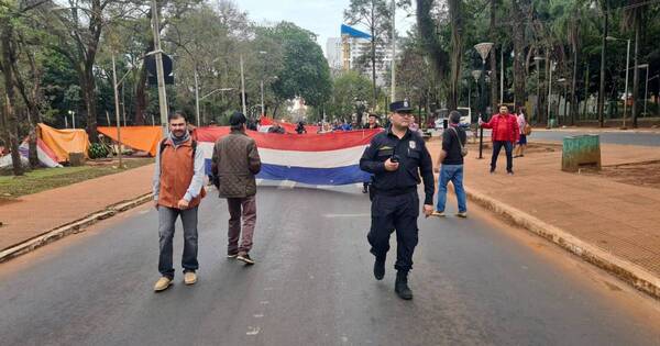 La Nación / Al grito de “fuera Miguel Prieto” se realizó marcha por el centro de CDE