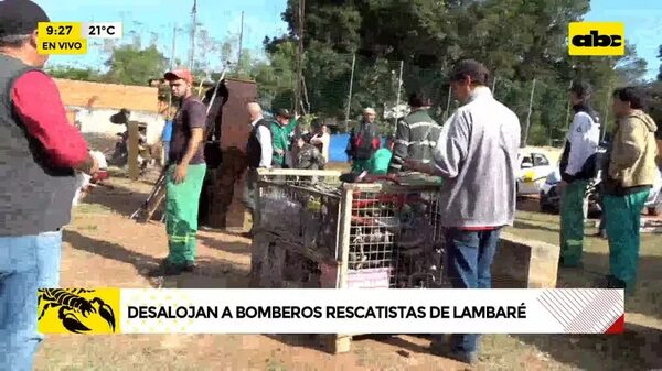 Video: Desalojan a bomberos rescatistas de Lambaré - ABC Noticias - ABC Color