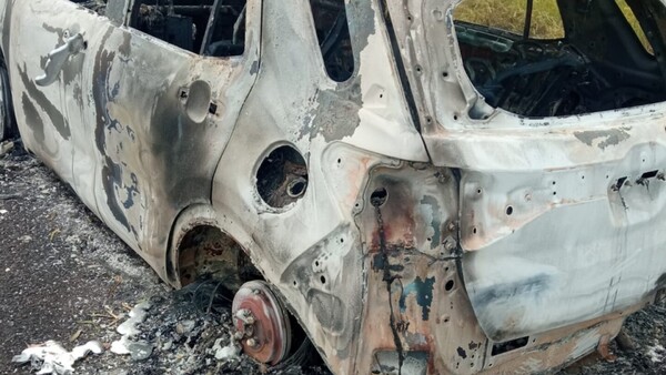 Hallan quemado auto robado en violento asalto a concejal en Arroyito