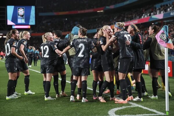 La transparencia arbitral del Mundial: el penal de Nueva Zelanda anunciado por megafonía - Fútbol Internacional - ABC Color