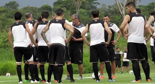 Afuera Diego Aguirre, adentro Chiqui Arce en Olimpia