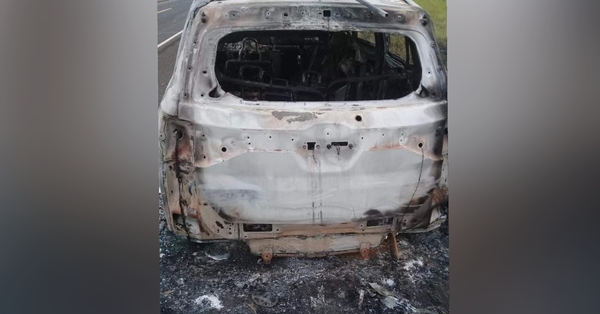 Hallan incinerado vehículo que habría sido robado durante violento asalto a concejal