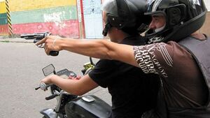 Delincuentes asaltan a balazos un camión distribuidor en Asunción