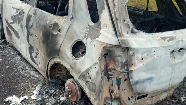 Hallan quemado auto robado en violento asalto a concejal en Arroyito