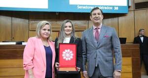 La Nación / Senado rindió homenaje a la primera mujer árbitro de la APF