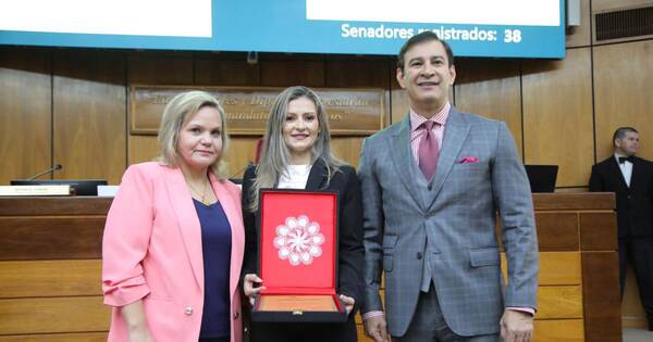 La Nación / Senado rindió homenaje a la primera mujer árbitro de la APF