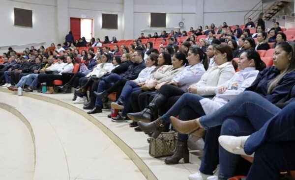 Capacitan a funcionarios sobre salud mental