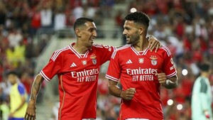 Di María se impone a Cristiano en el triunfo del Benfica ante el Al Nassr