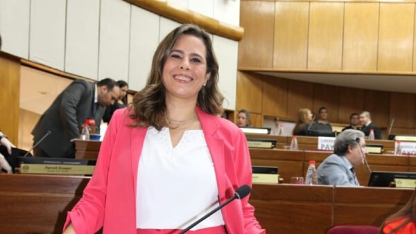 La senadora Kattya González he'i que es la "Barbie Política"