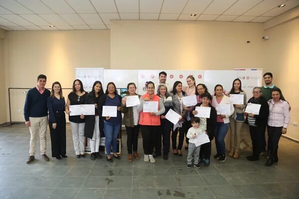 Entregan reconocimientos y carnets a artesanas de Itauguá - Nacionales - ABC Color