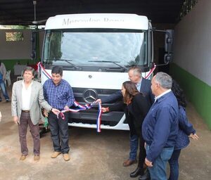 MAG entrega camión a cañicultores de Central - Nacionales - ABC Color