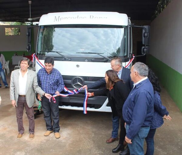 MAG entrega camión a cañicultores de Central - Nacionales - ABC Color