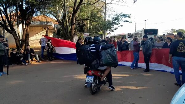 Caos vehicular y cierre del acceso al Puente Internacional en Encarnación - Policiales - ABC Color