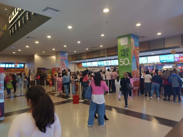 Barbie y Oppenheimer agotan las taquillas paraguayas en minutos