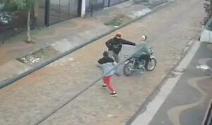 Video: motochorros intentaron robar el celular a una mujer y así ella se defendió - Policiales - ABC Color