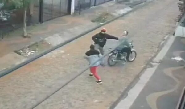 Video: motochorros intentaron robar el celular a una mujer y así ella se defendió - Policiales - ABC Color