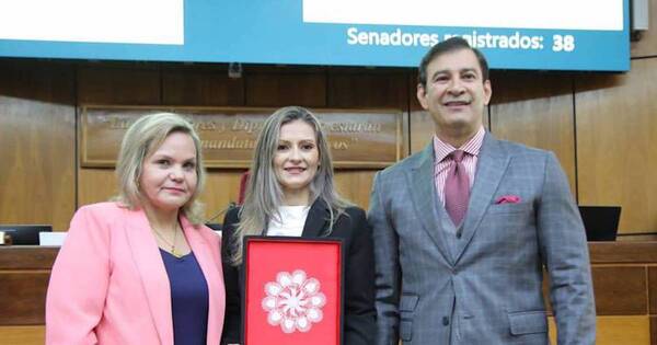 La Nación / Rinden homenaje a mujer árbitro