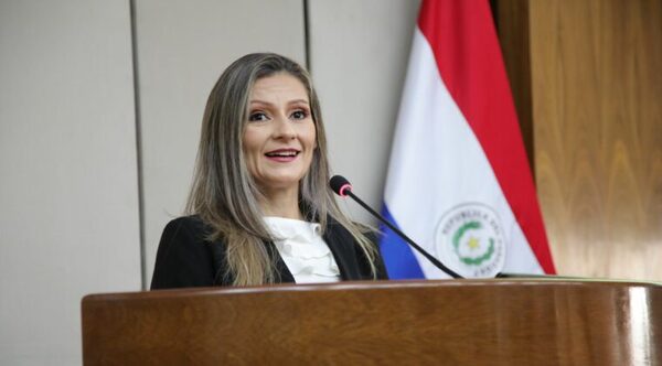 Primera jueza en el fútbol paraguayo recibe homenaje del Senado.