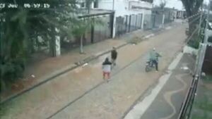 Tiró su celular a un patio ajeno para salvarse de motochorros