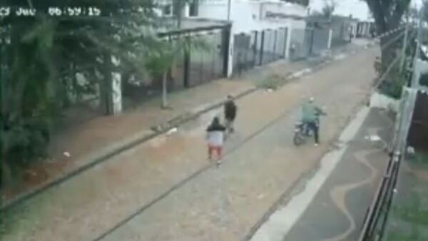 Tiró su celular a un patio ajeno para salvarse de motochorros