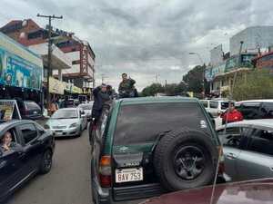 CONTINÚA EL CAOS EN EL PUENTE: COMERCIANTES RECLAMAN “MAYOR VOLUNTAD DE LAS AUTORIDADES” 
