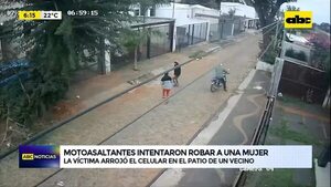 Video: Motoasaltantes intentaron robar a una mujer  - ABC Noticias - ABC Color