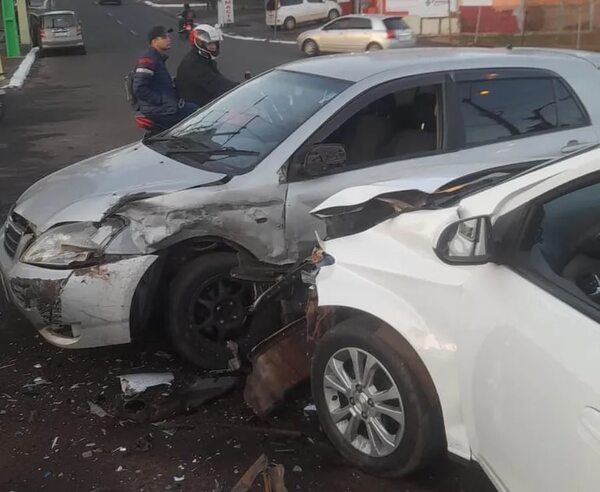 Cruza semáforo en rojo y causa violento accidente - ABC en el Este - ABC Color
