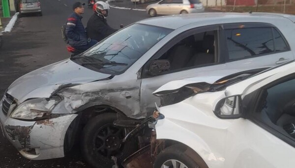 Diario HOY | Conductor ebrio cruza semáforo en rojo y ocasiona choque