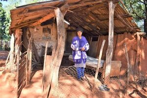 Abuela quien vive bajo un precario rancho, necesita ayuda para construir una pieza en Carapeguá - Nacionales - ABC Color