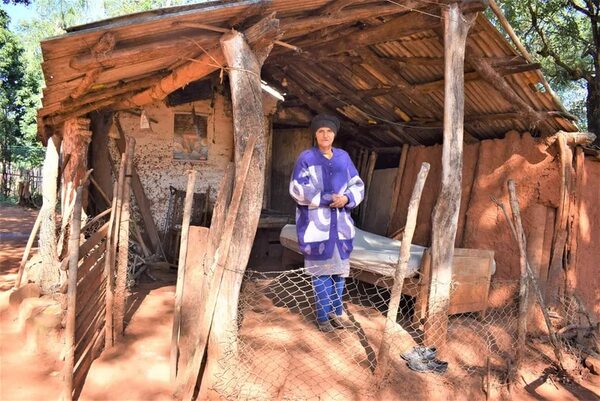 Abuela quien vive bajo un precario rancho, necesita ayuda para construir una pieza en Carapeguá - Nacionales - ABC Color